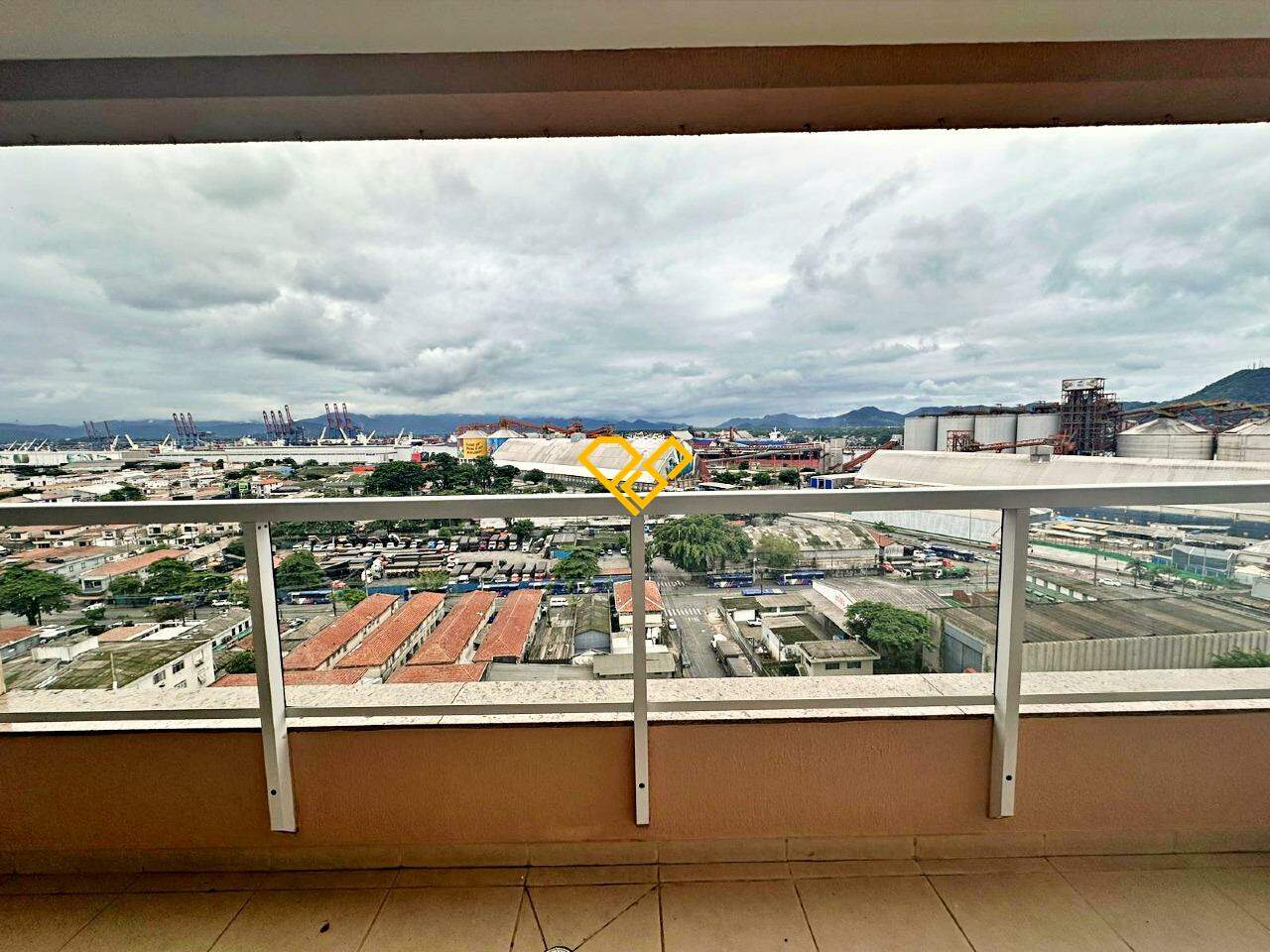 Apartamento para aluguel no Ponta da Praia: Varanda com churrasqueira