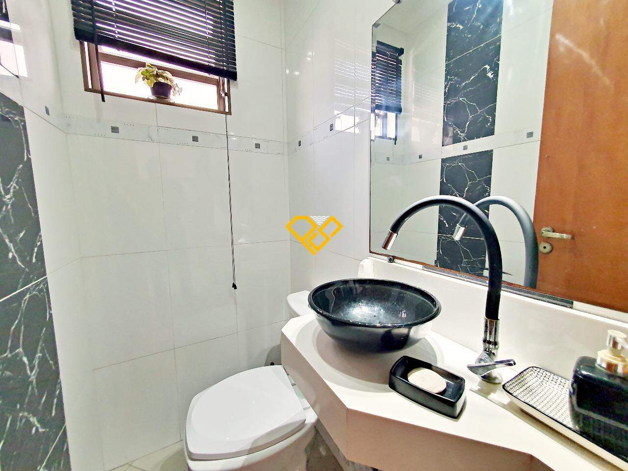 Casa à venda no Embaré: Lavabo