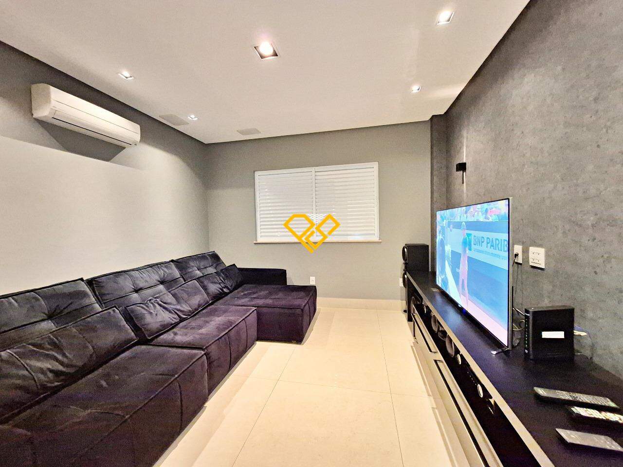 Sobreposta Alta à venda no Ponta da Praia: Sala e tv