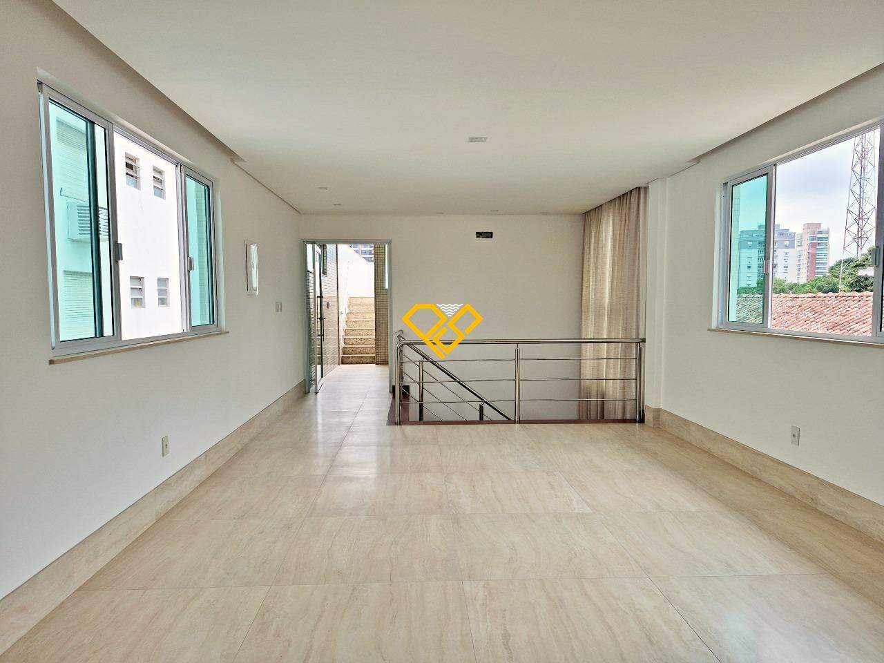 Sobreposta Alta à venda no Ponta da Praia: Sala do lazer