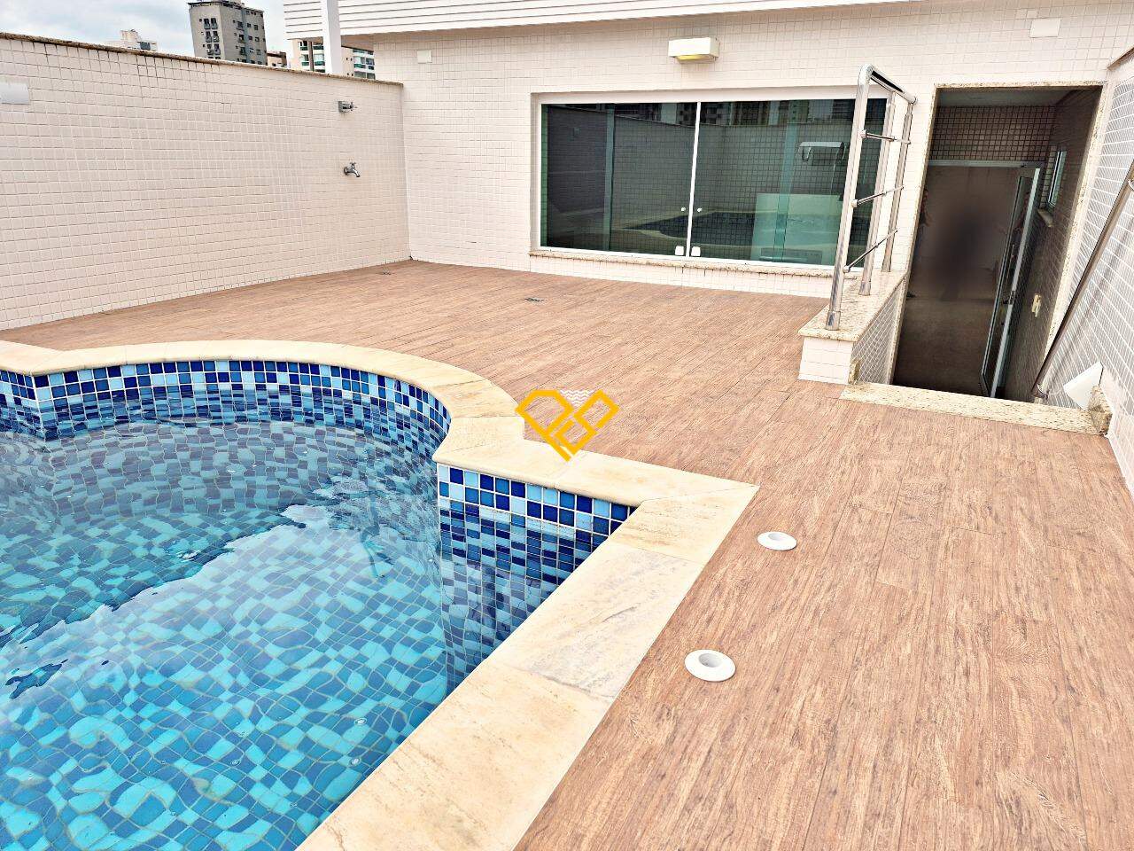 Sobreposta Alta à venda no Ponta da Praia: Piscina