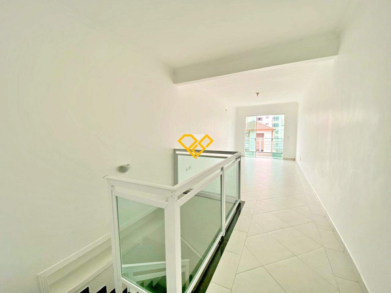 Casa à venda no Ponta da Praia: 3º andar sala com sacada