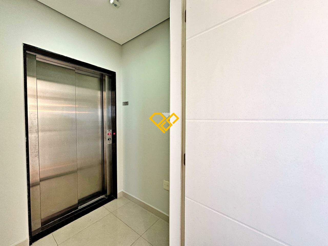 Cobertura à venda no José Menino: Hall privativo