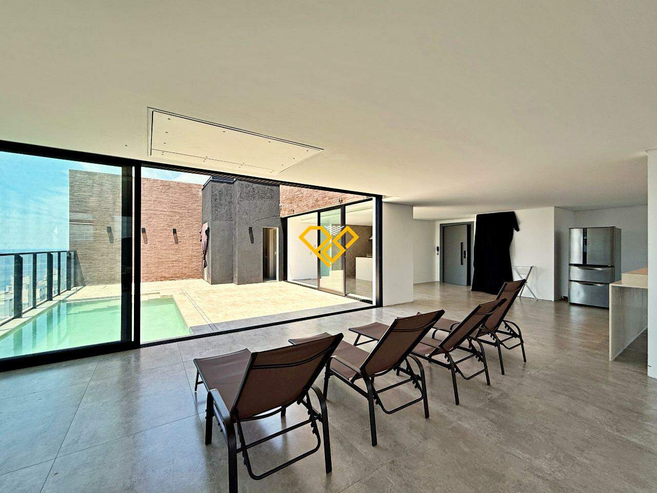 Cobertura à venda no José Menino: sala e piscina