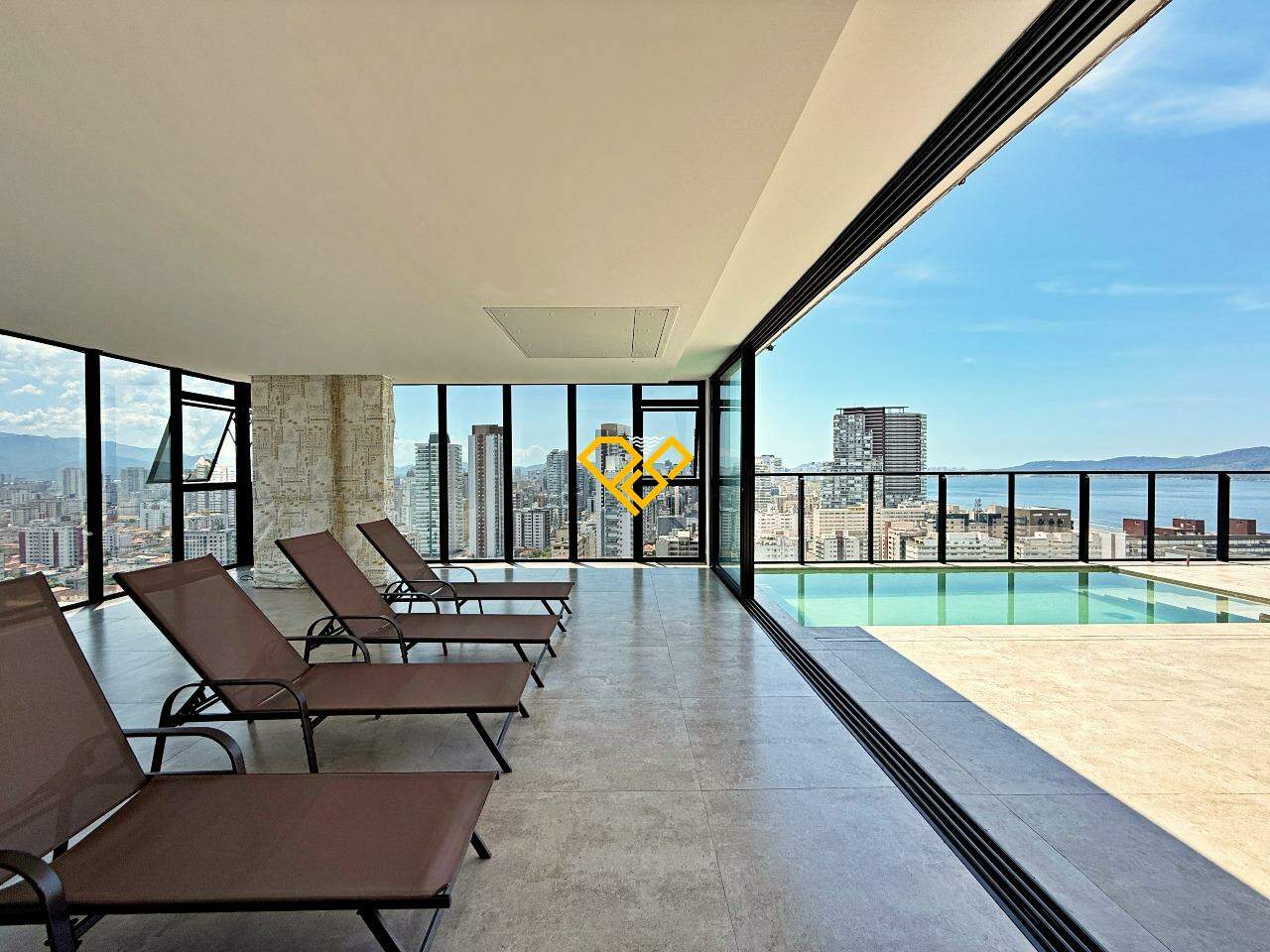 Cobertura à venda no José Menino: Piscina e sala