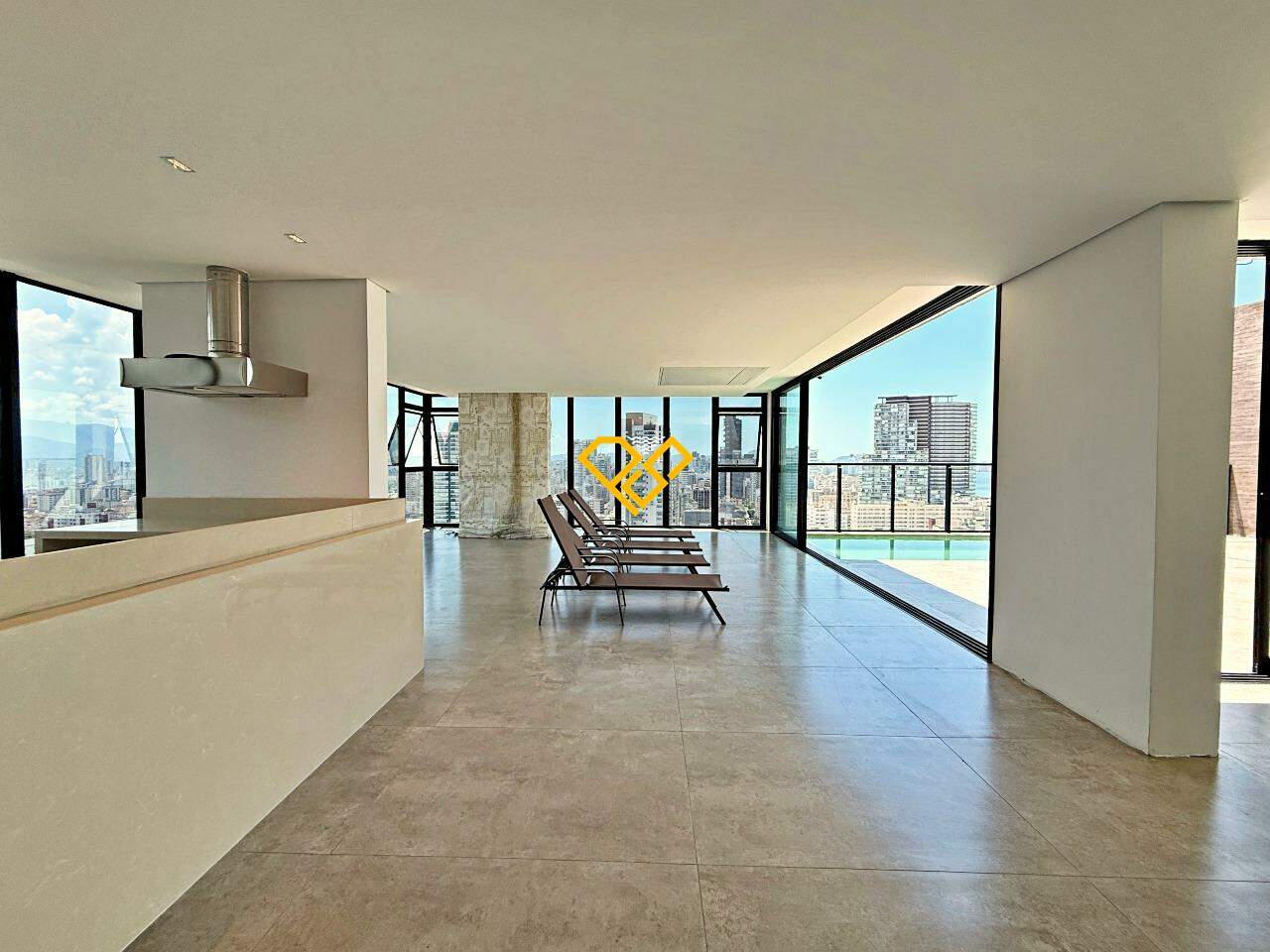 Cobertura à venda no José Menino: sala e cozinha