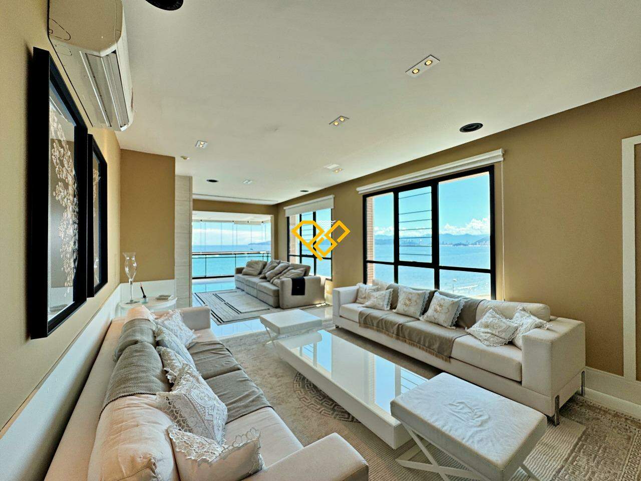 Cobertura à venda no Aparecida: Sala