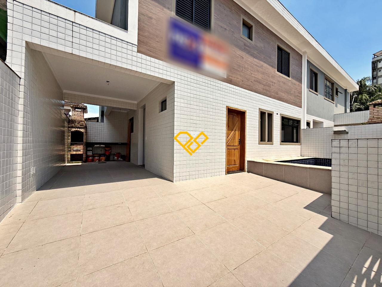 Sobrado à venda no Vila Belmiro: Piscina e garagem