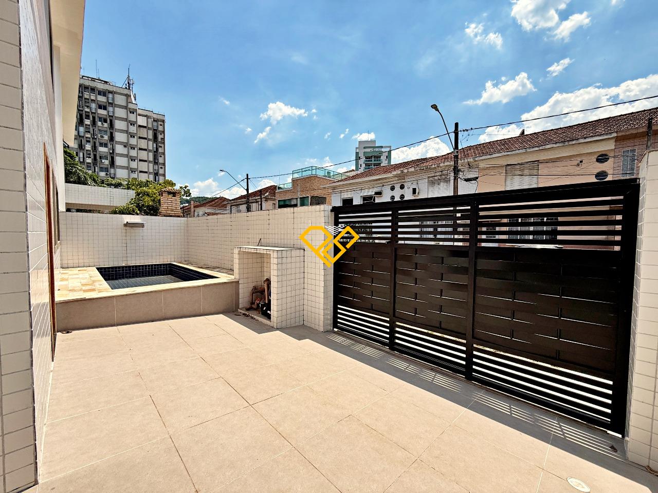 Sobrado à venda no Vila Belmiro: Piscina e garagem