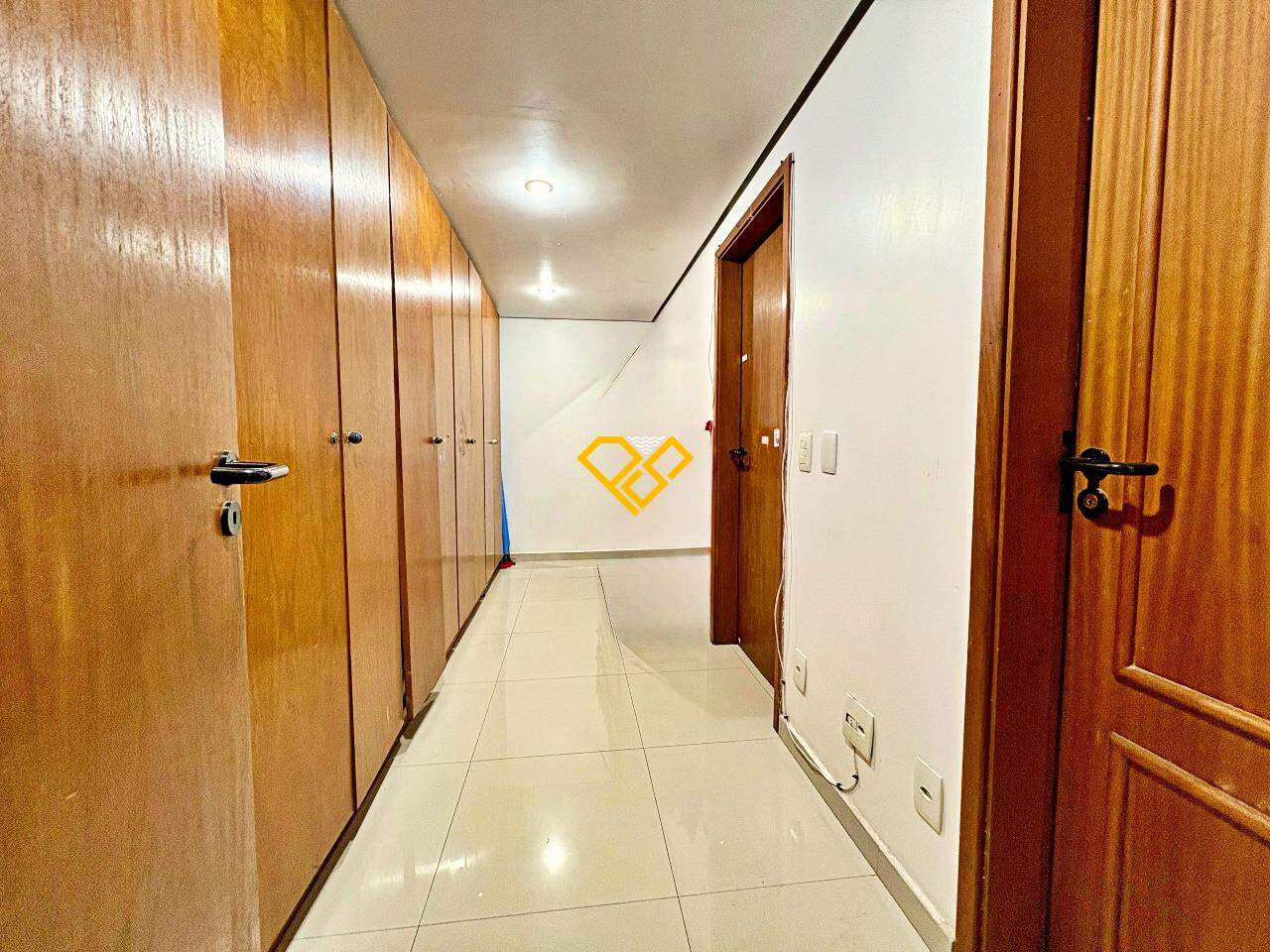 Apartamento à venda no Gonzaga: Corredor com armários