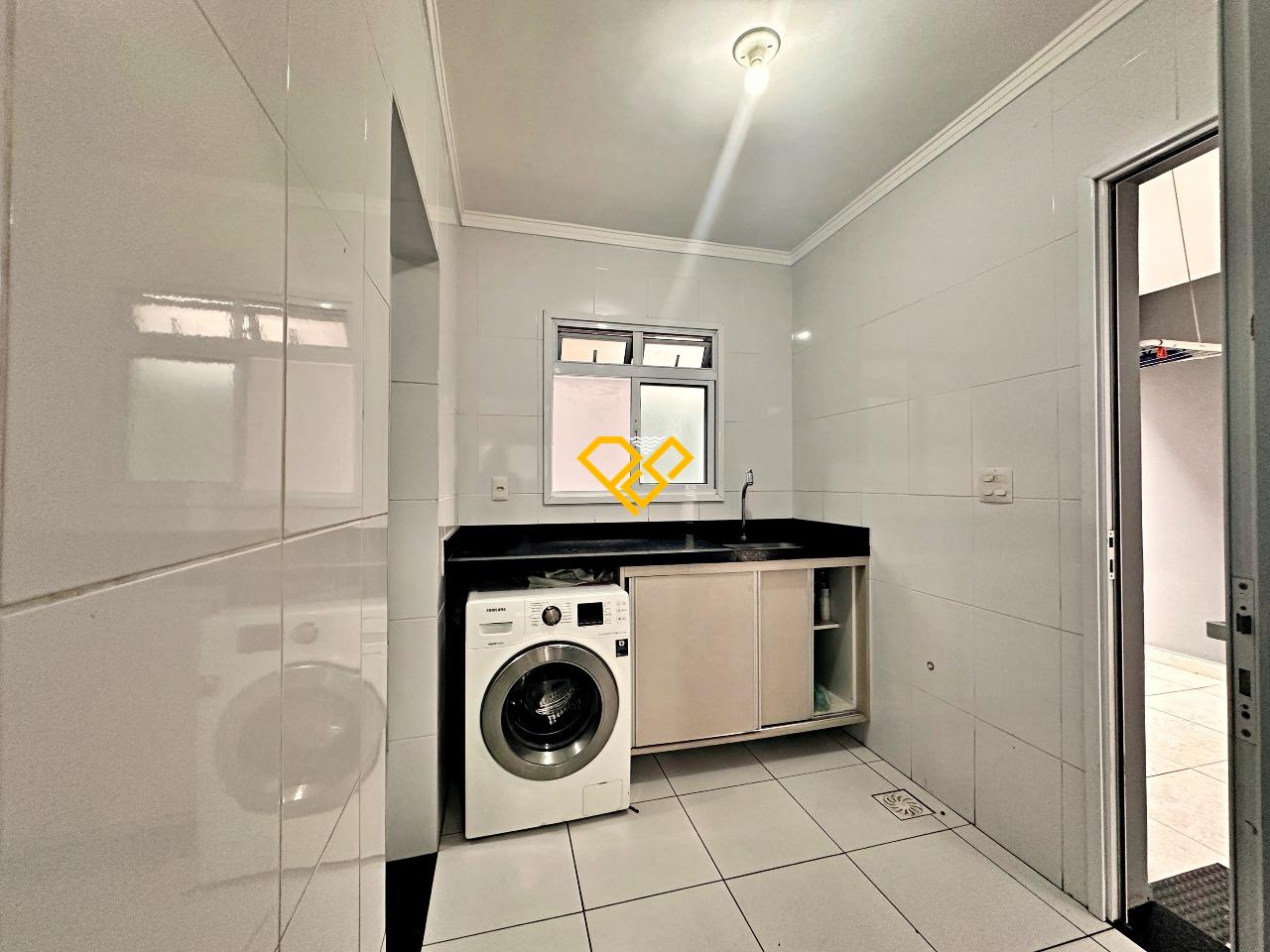 Sobrado à venda no José Menino: 1° Piso - Área de serviço