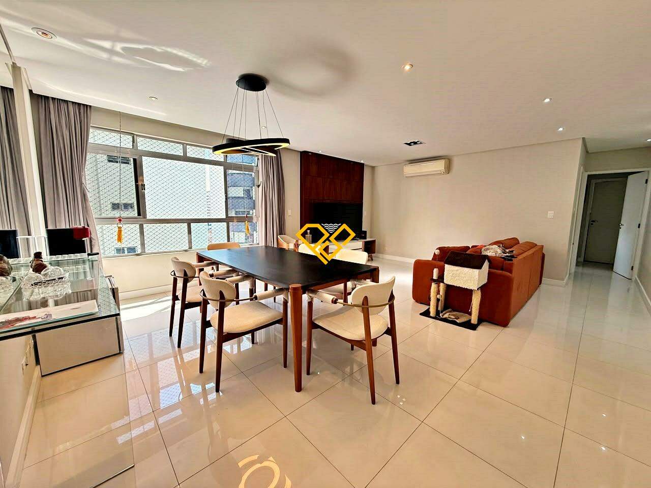 Apartamento à venda no Ponta da Praia: Sala