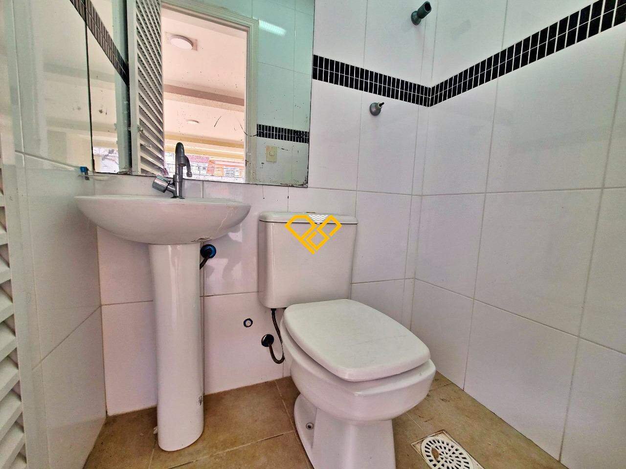 Sobrado à venda no Marapé: Wc da garagem