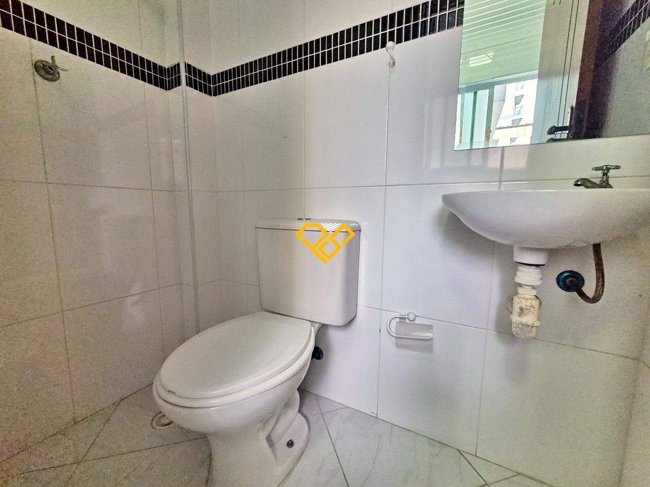 Sobrado à venda no Marapé: Wc de serviço