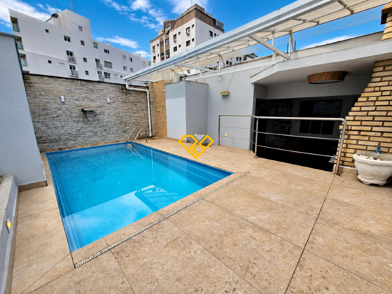 Sobrado à venda no Marapé: Piscina