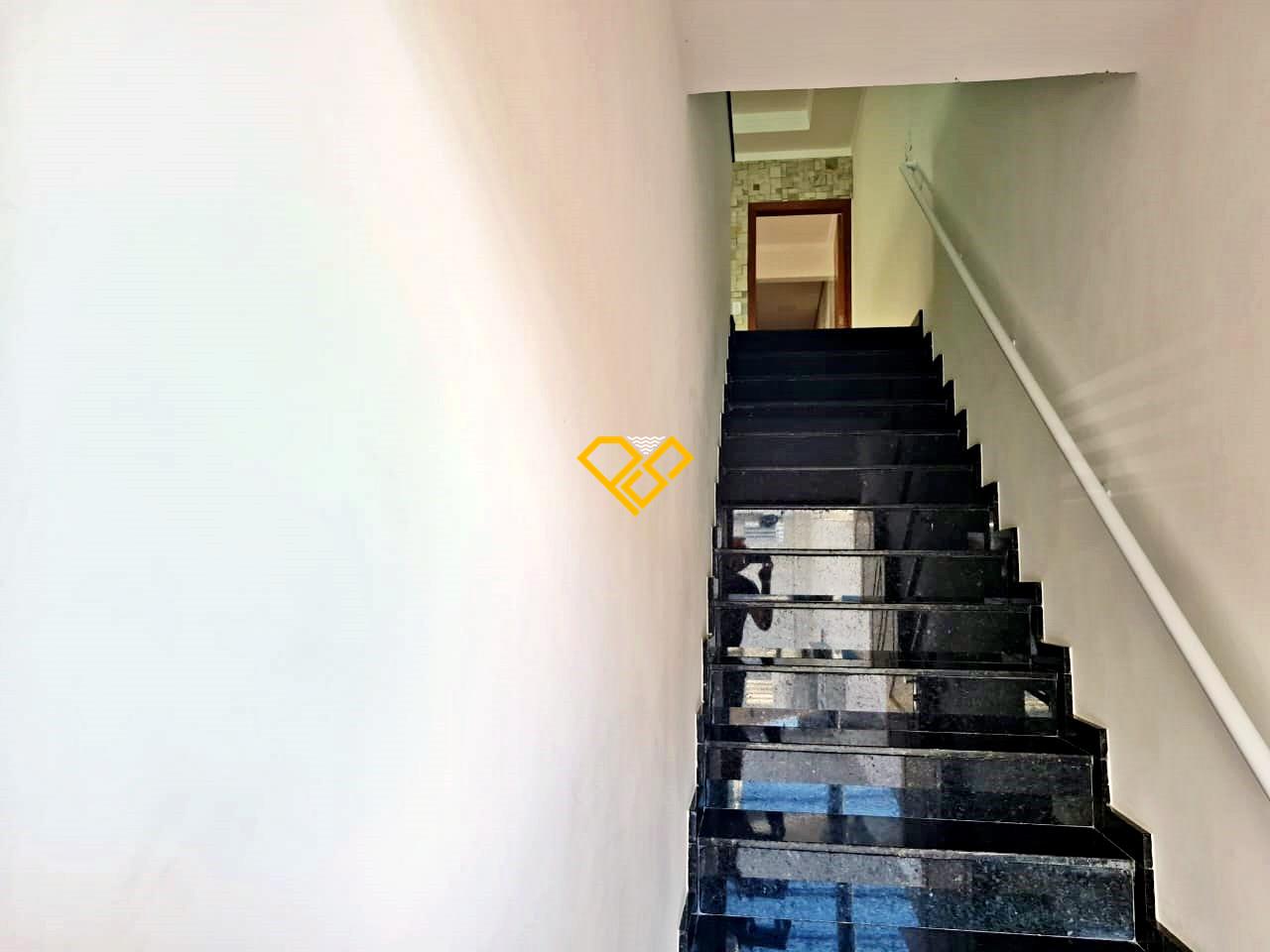 Sobreposta Alta à venda no Embaré: Escada de acesso