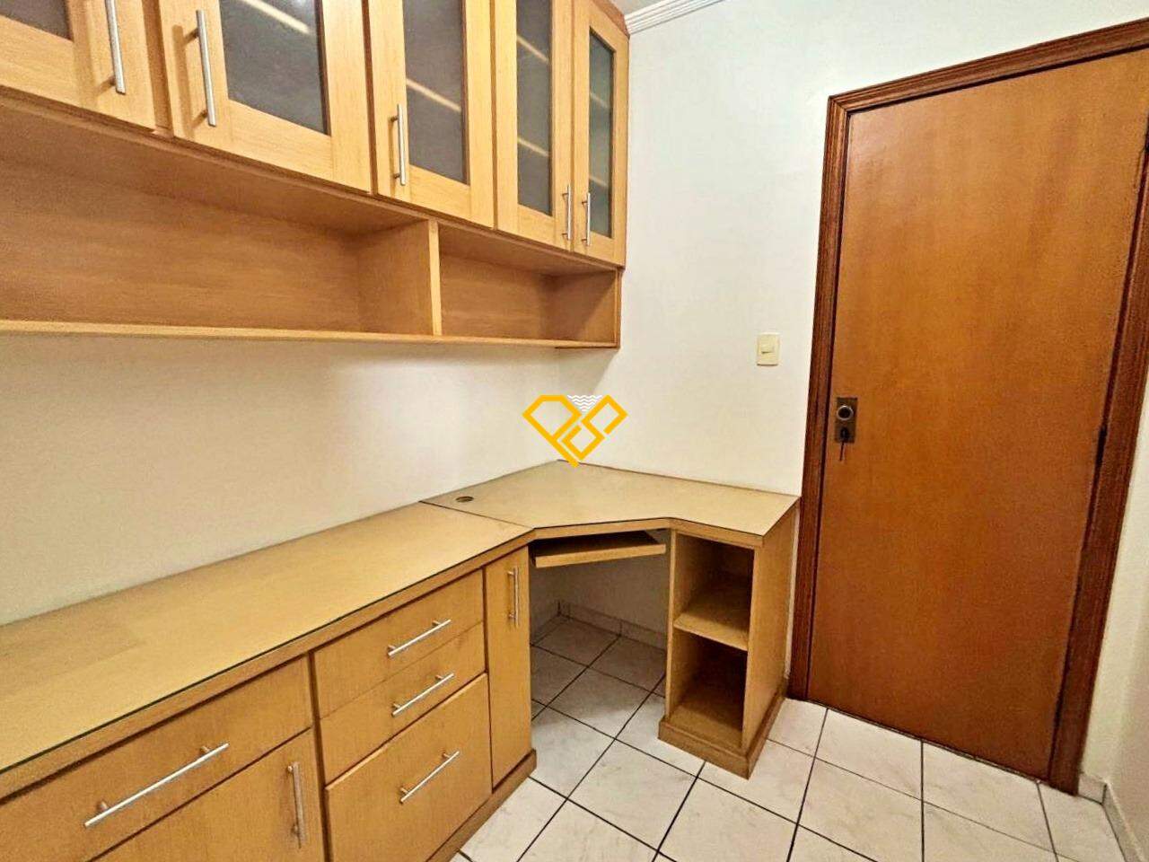 Apartamento à venda no Embaré: Dependência - escritório