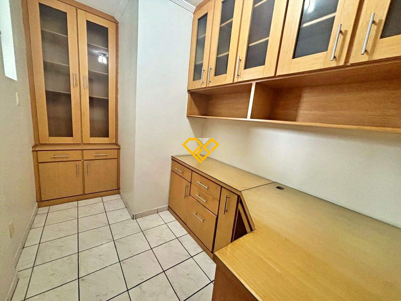 Apartamento à venda no Embaré: Dependência - escritório