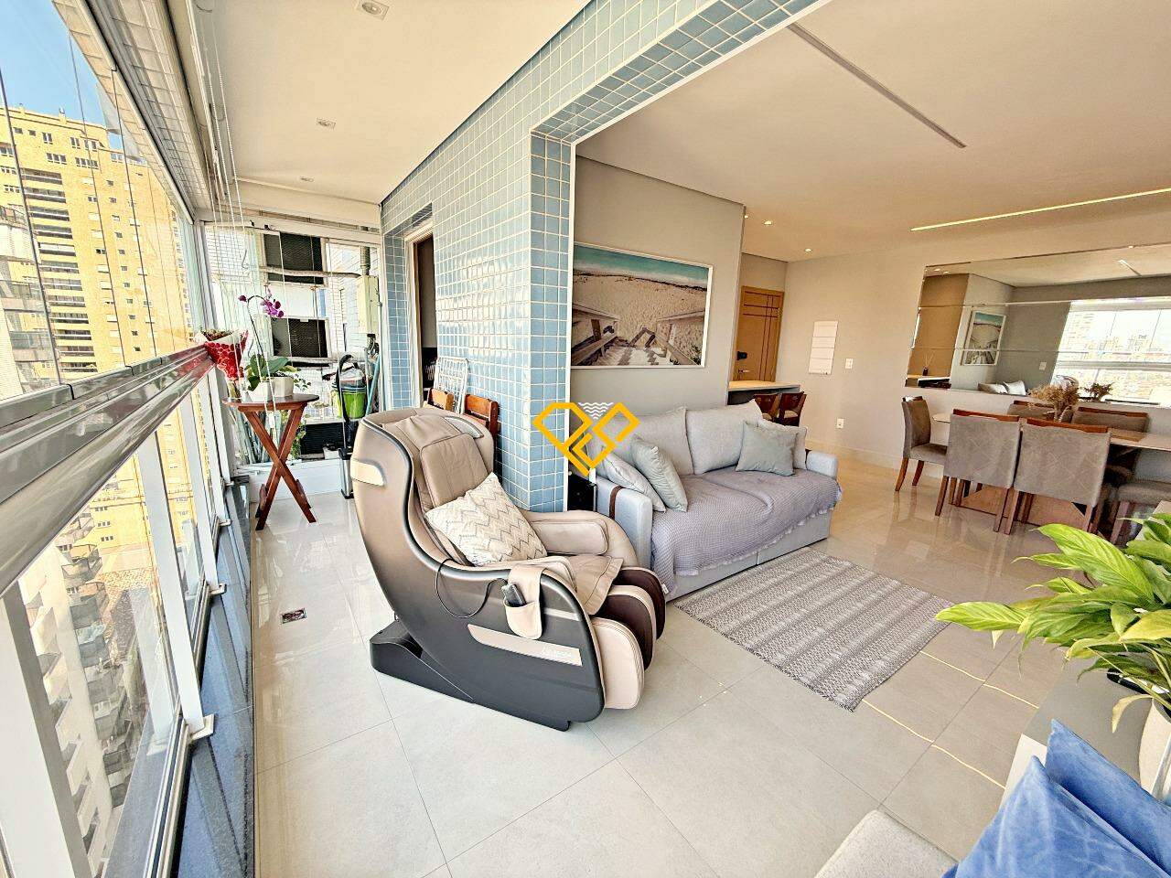 Apartamento à venda no Embaré: Varanda e sala