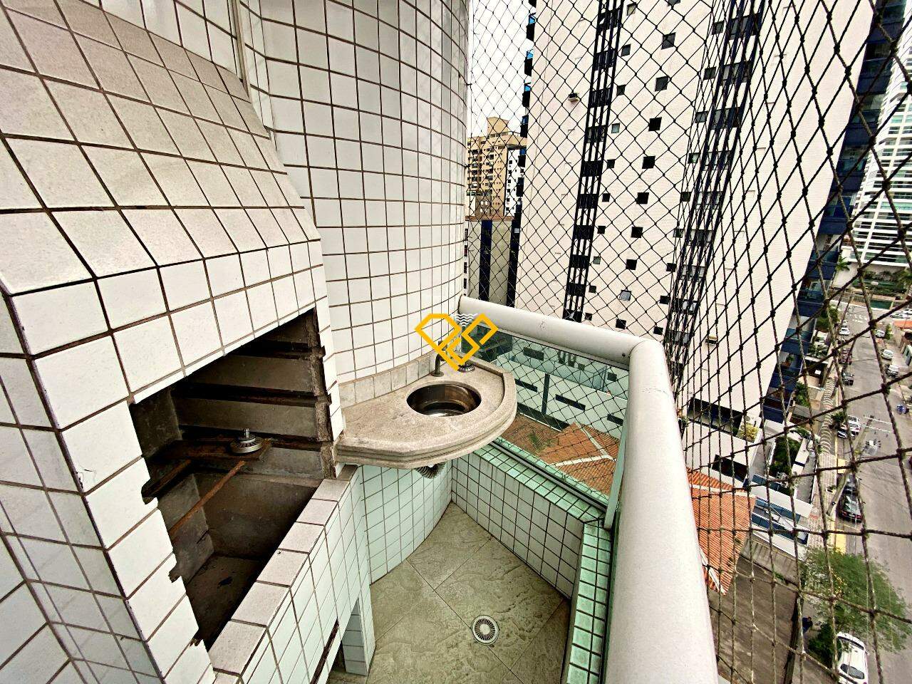 Apartamento à venda no Ponta da Praia: Varanda com churrasqueira