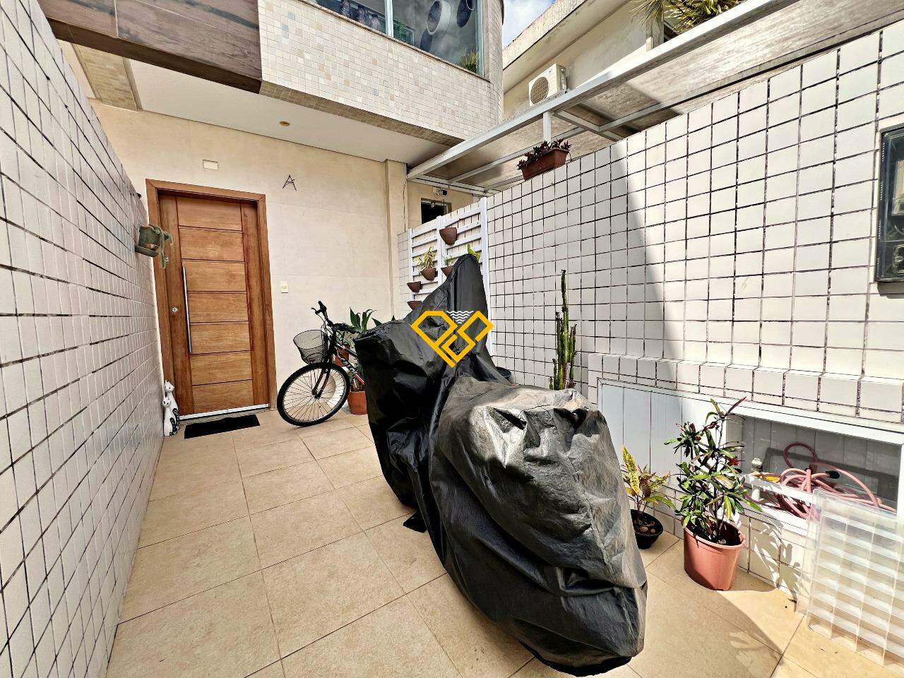 Sobreposta Alta à venda no Embaré: Garagem