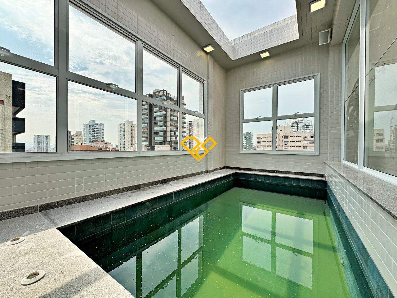 Cobertura à venda no Embaré: Piscina - 2° piso