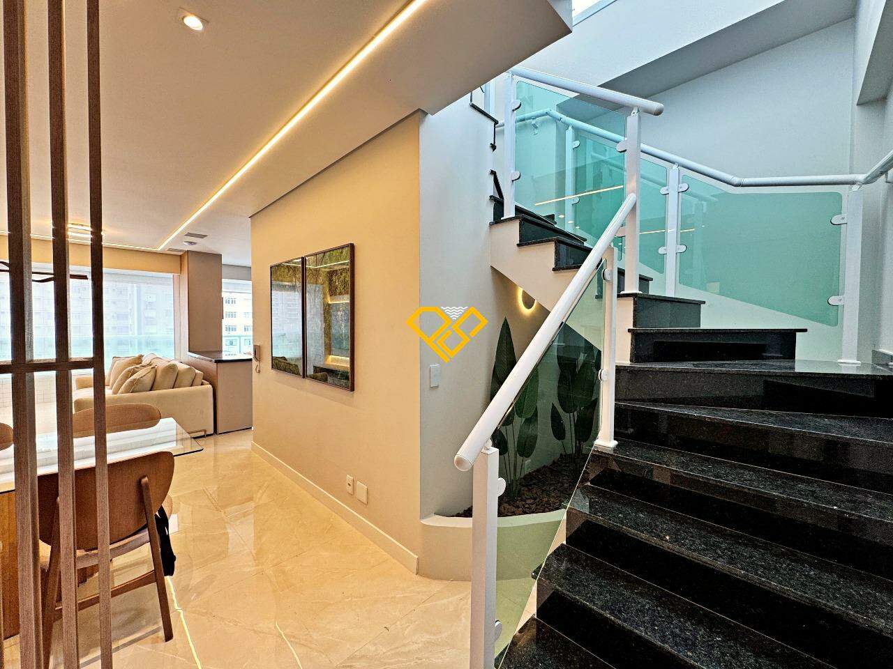 Cobertura à venda no Embaré: Acesso ao 2° piso