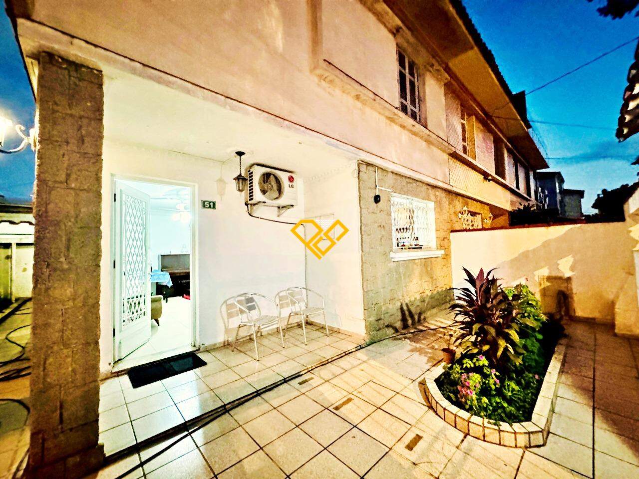 Sobrado à venda no Marapé: Quintal