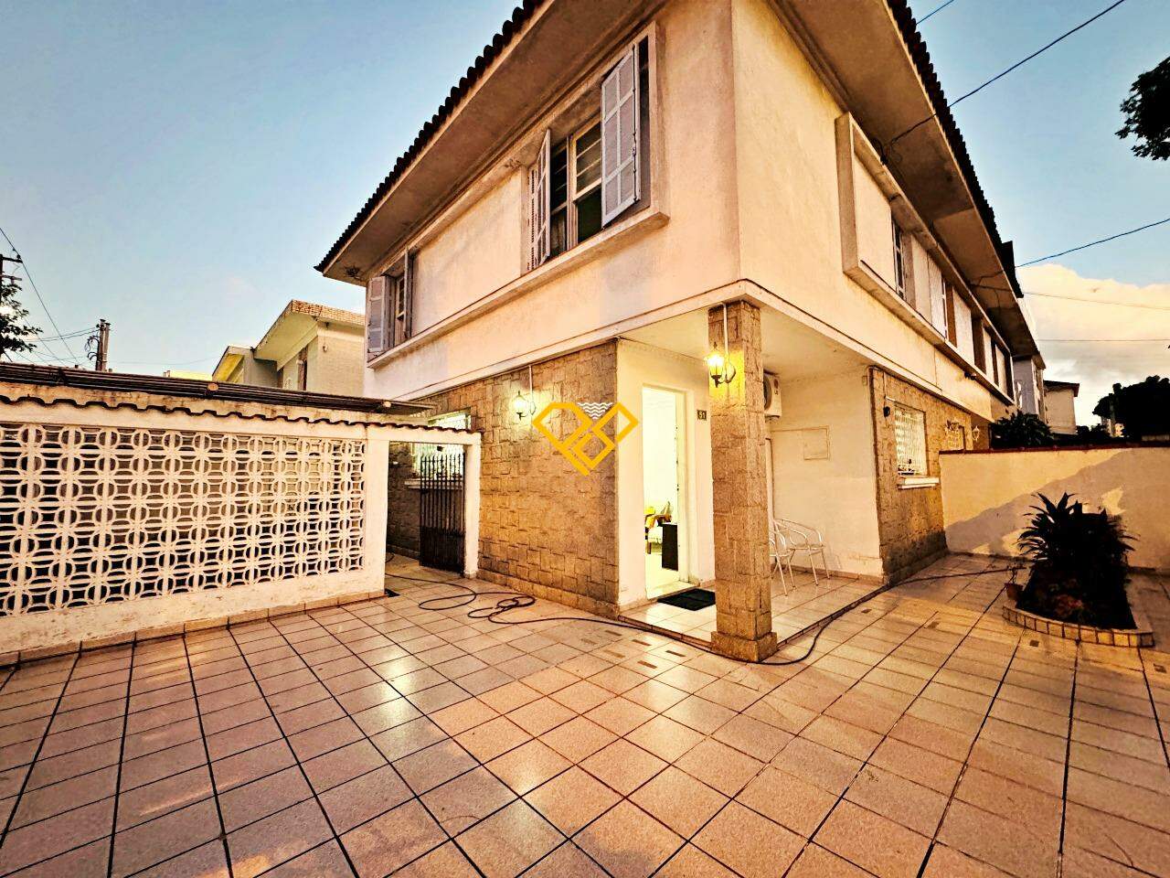 Sobrado à venda no Marapé: Fachada