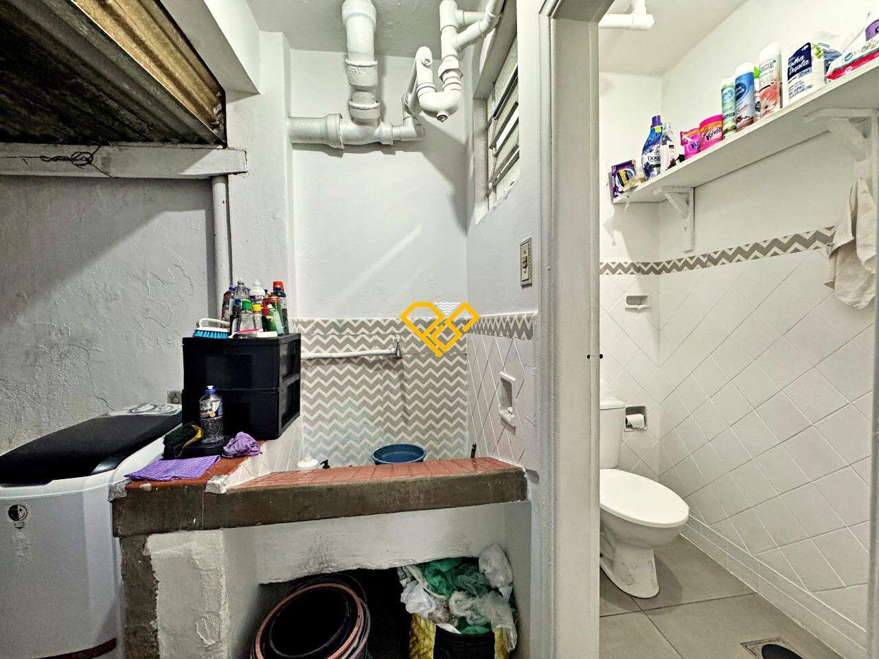 Sobrado à venda no Marapé: Área e wc de serviço