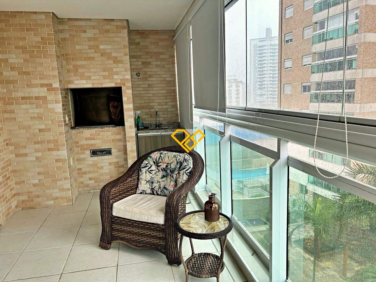 Apartamento à venda no Ponta da Praia: Varanda com churrasqueira