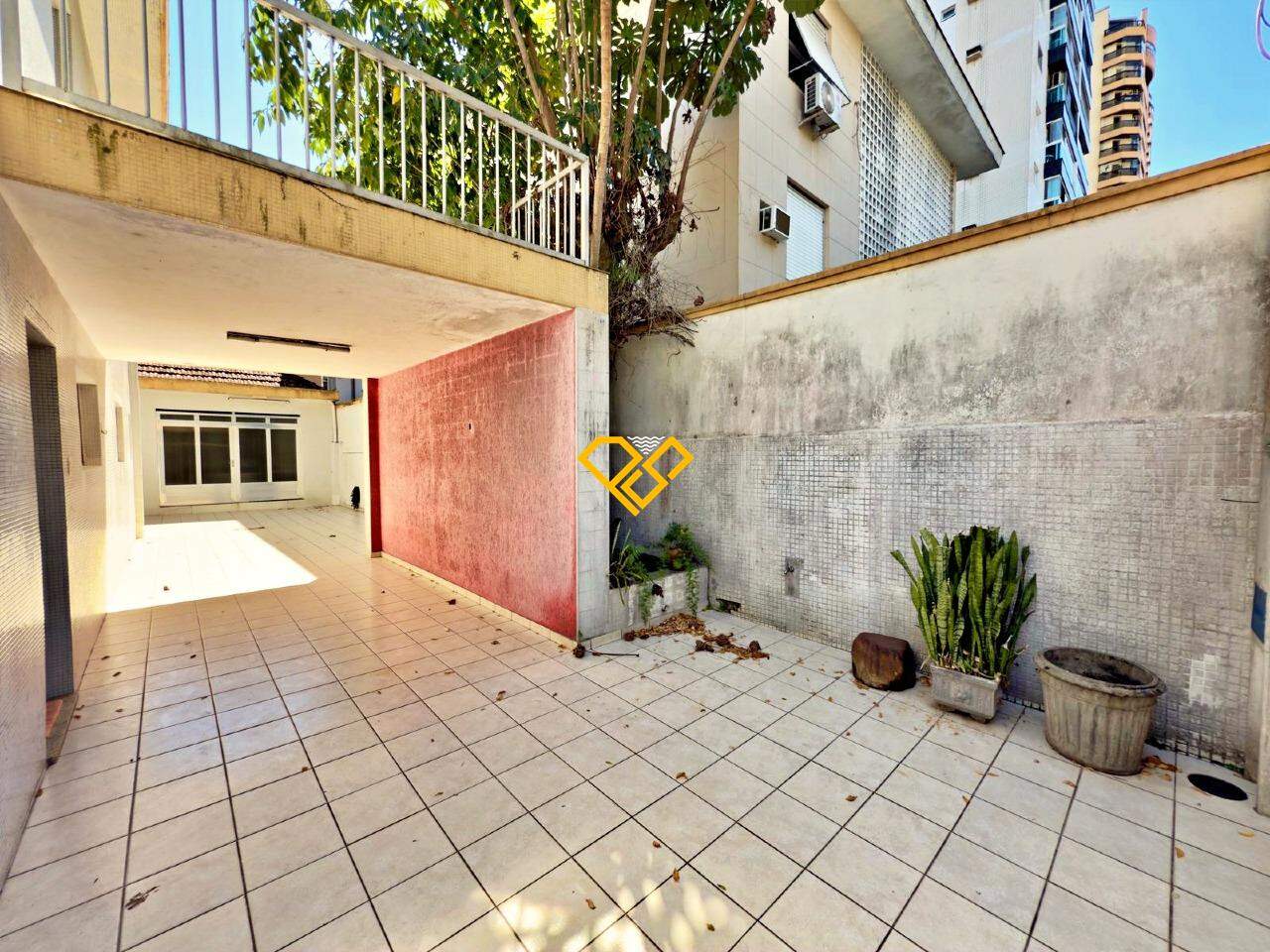 Casa à venda no Embaré: Quintal