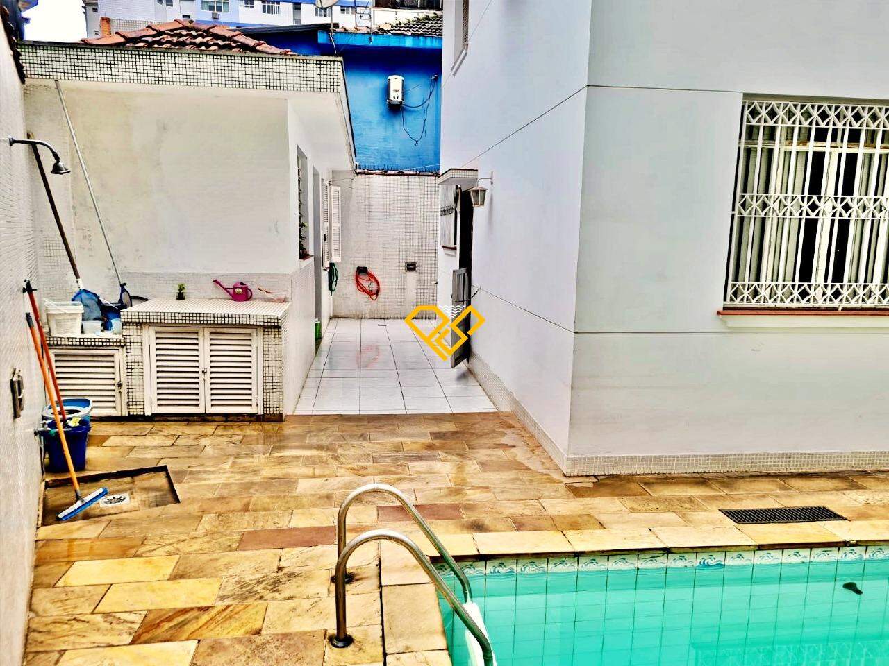 Sobrado à venda no Ponta da Praia: Piscina