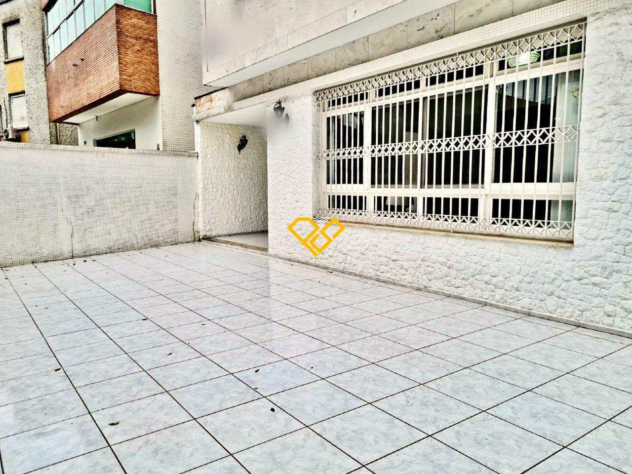Sobrado à venda no Ponta da Praia: Quintal e garagem