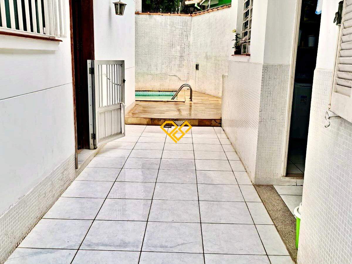Sobrado à venda no Ponta da Praia: Quintal lateral