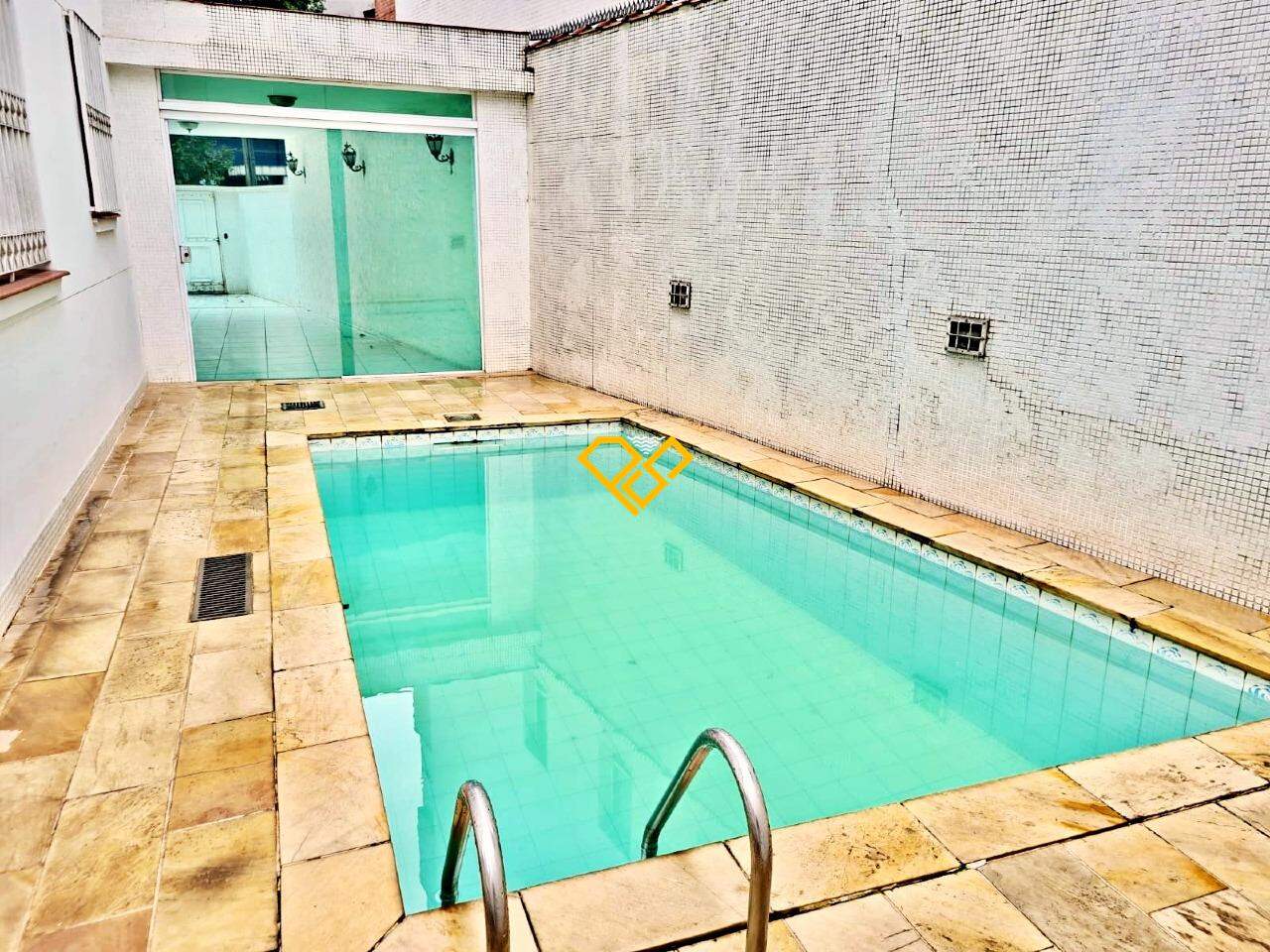 Sobrado à venda no Ponta da Praia: Piscina