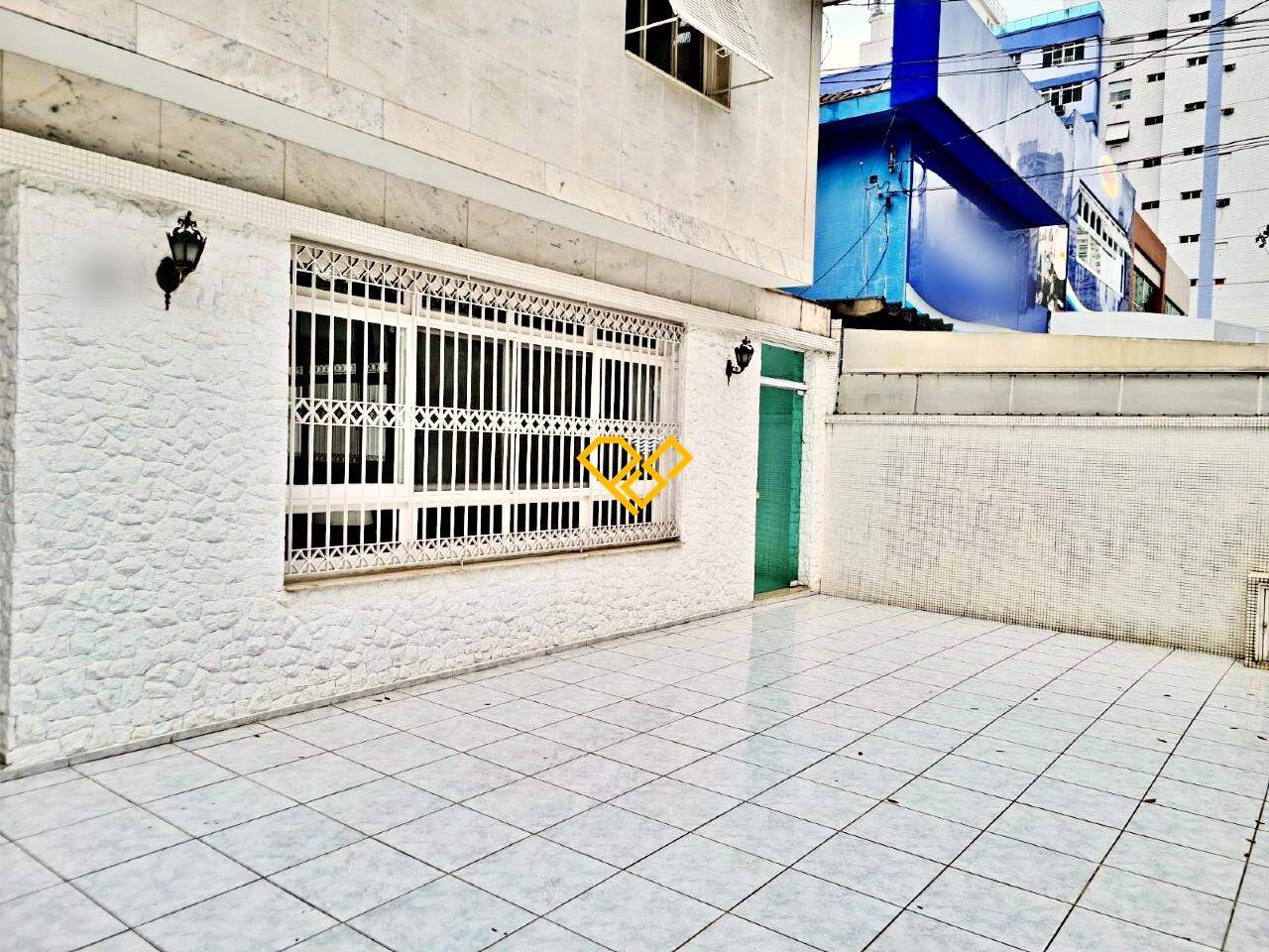 Sobrado à venda no Ponta da Praia: Quintal e garagem