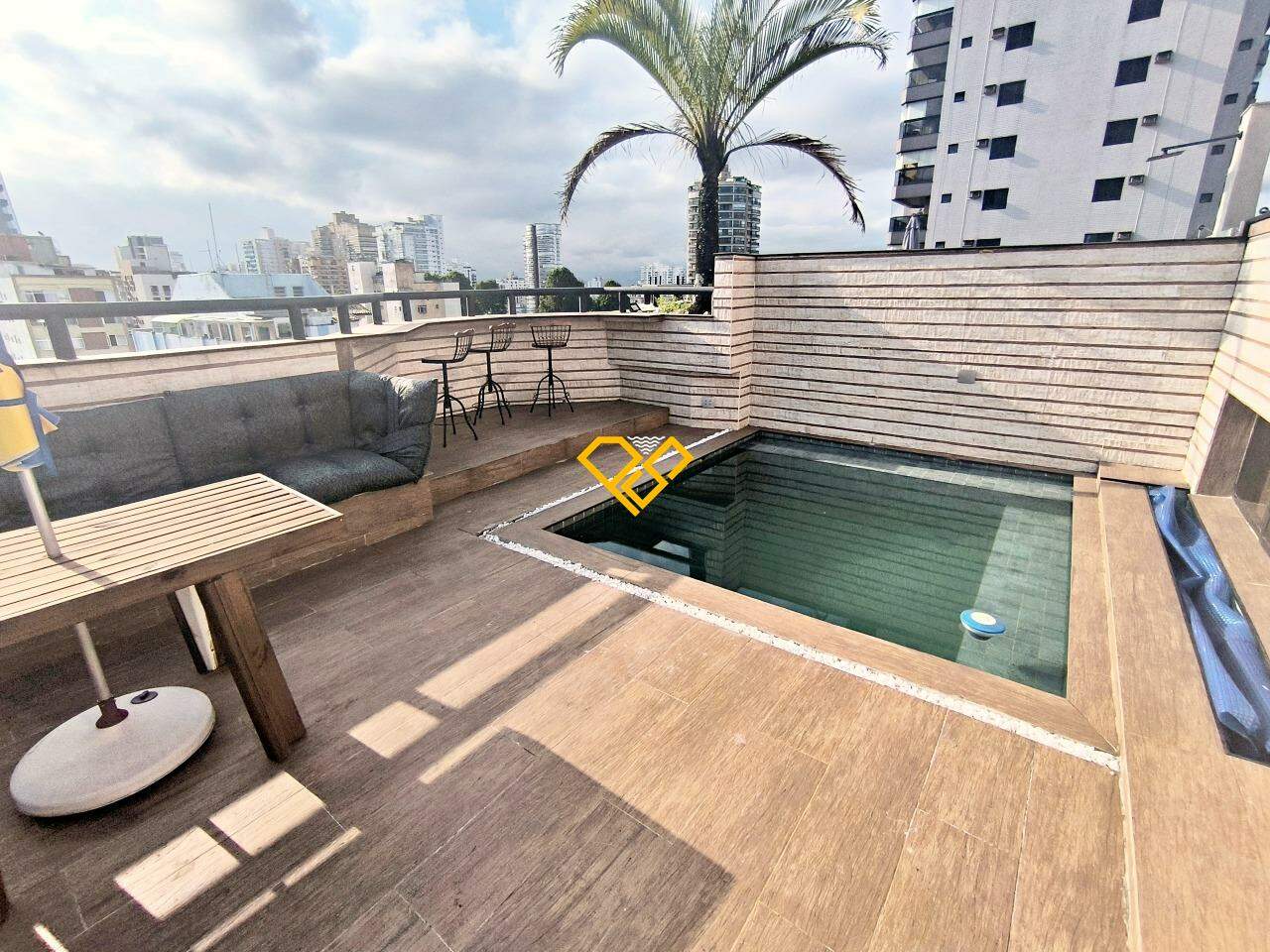 Cobertura à venda no Aparecida: Piscina