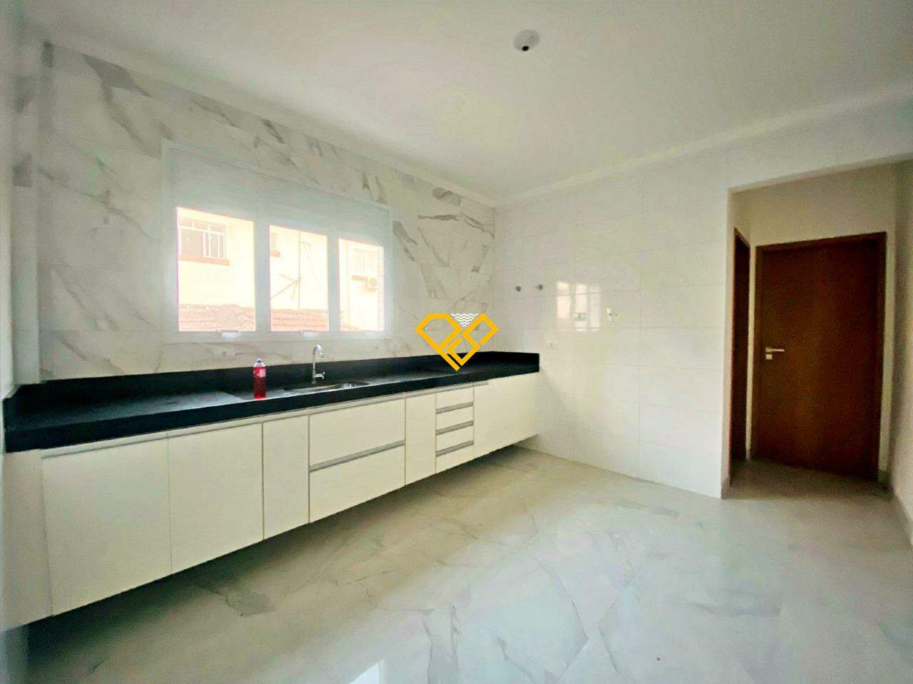 Sobreposta Alta à venda no Ponta da Praia: Cozinha 2° piso