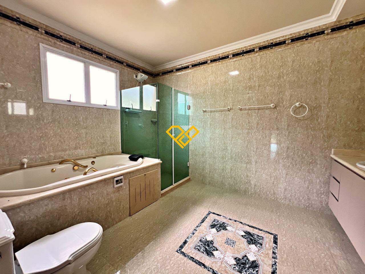 Casa para aluguel no Santa Terezinha: Suíte com banheira