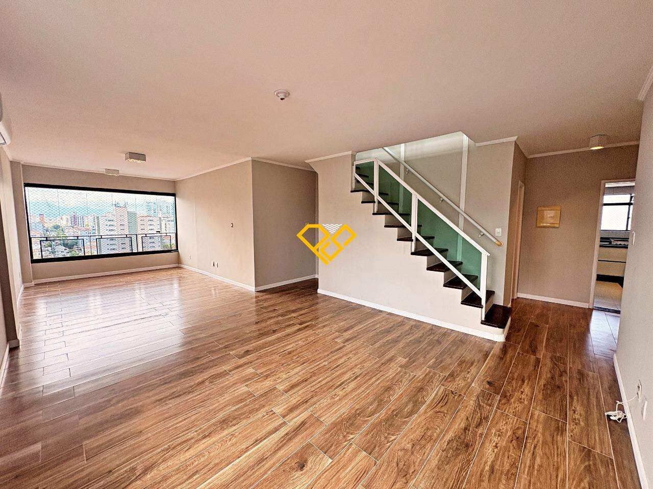 Cobertura à venda no Embaré: Sala 1° piso