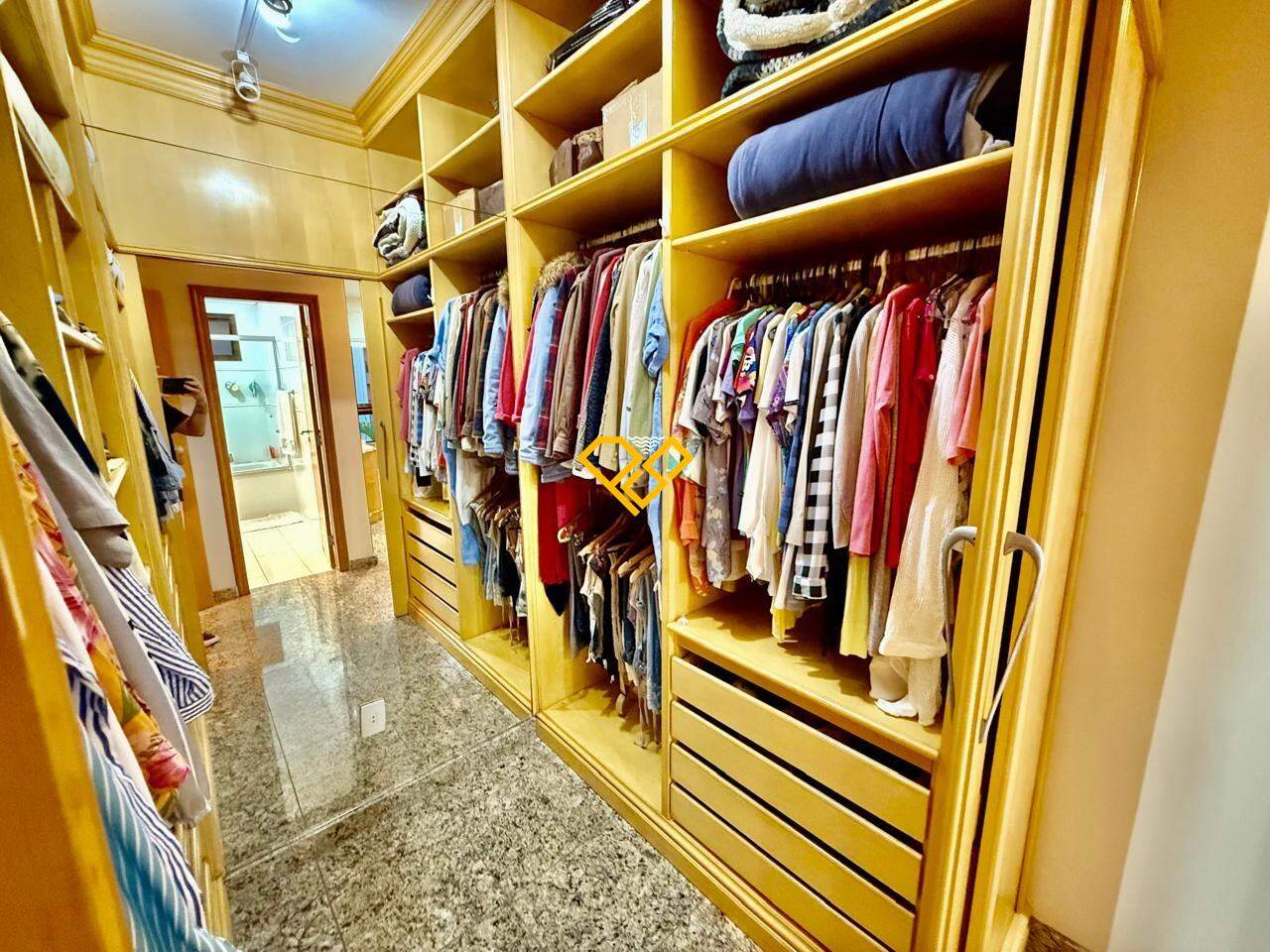 Apartamento à venda no Embaré: Suíte 2 - closet