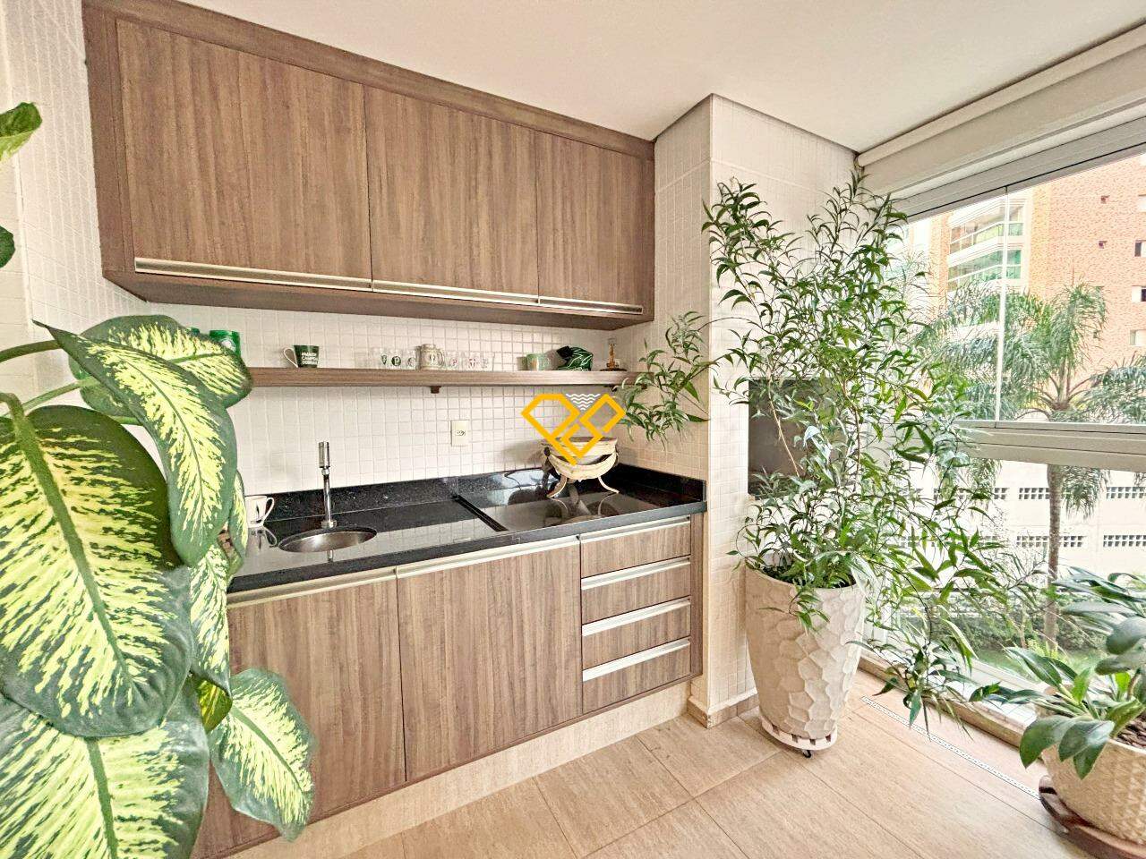 Apartamento à venda no Ponta da Praia: Varanda com churrasqueira