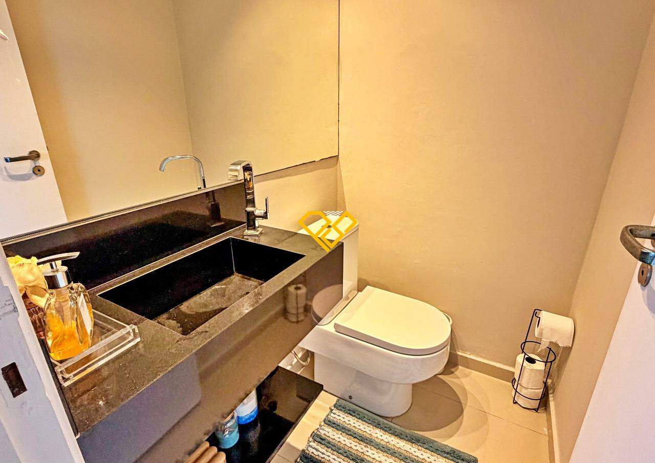Cobertura à venda no Ponta da Praia: Lavabo