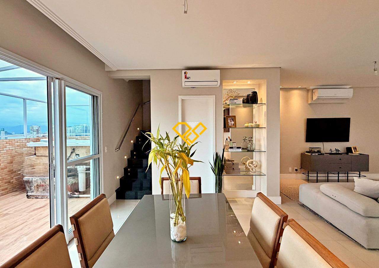 Cobertura à venda no Ponta da Praia: Sala