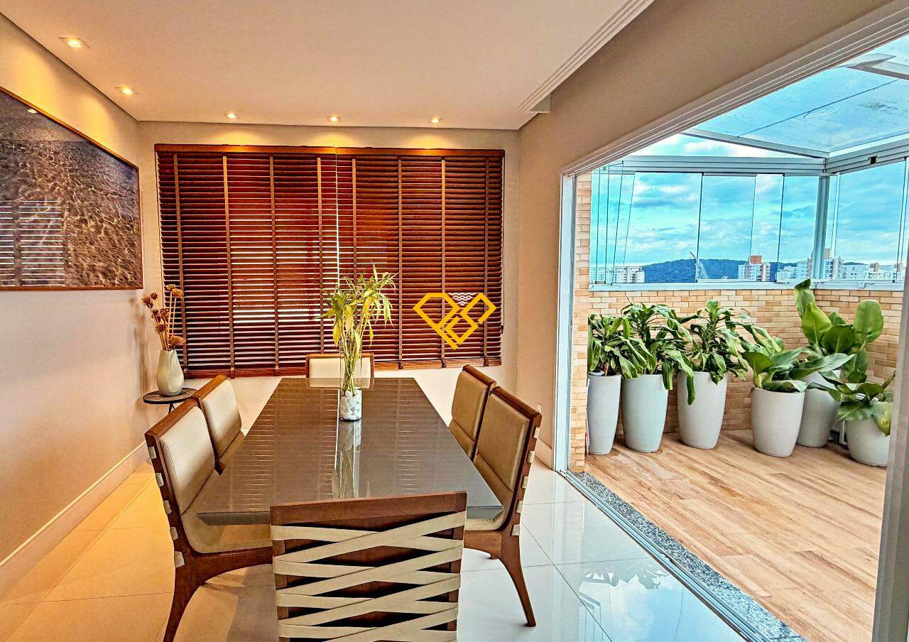 Cobertura à venda no Ponta da Praia: Sala