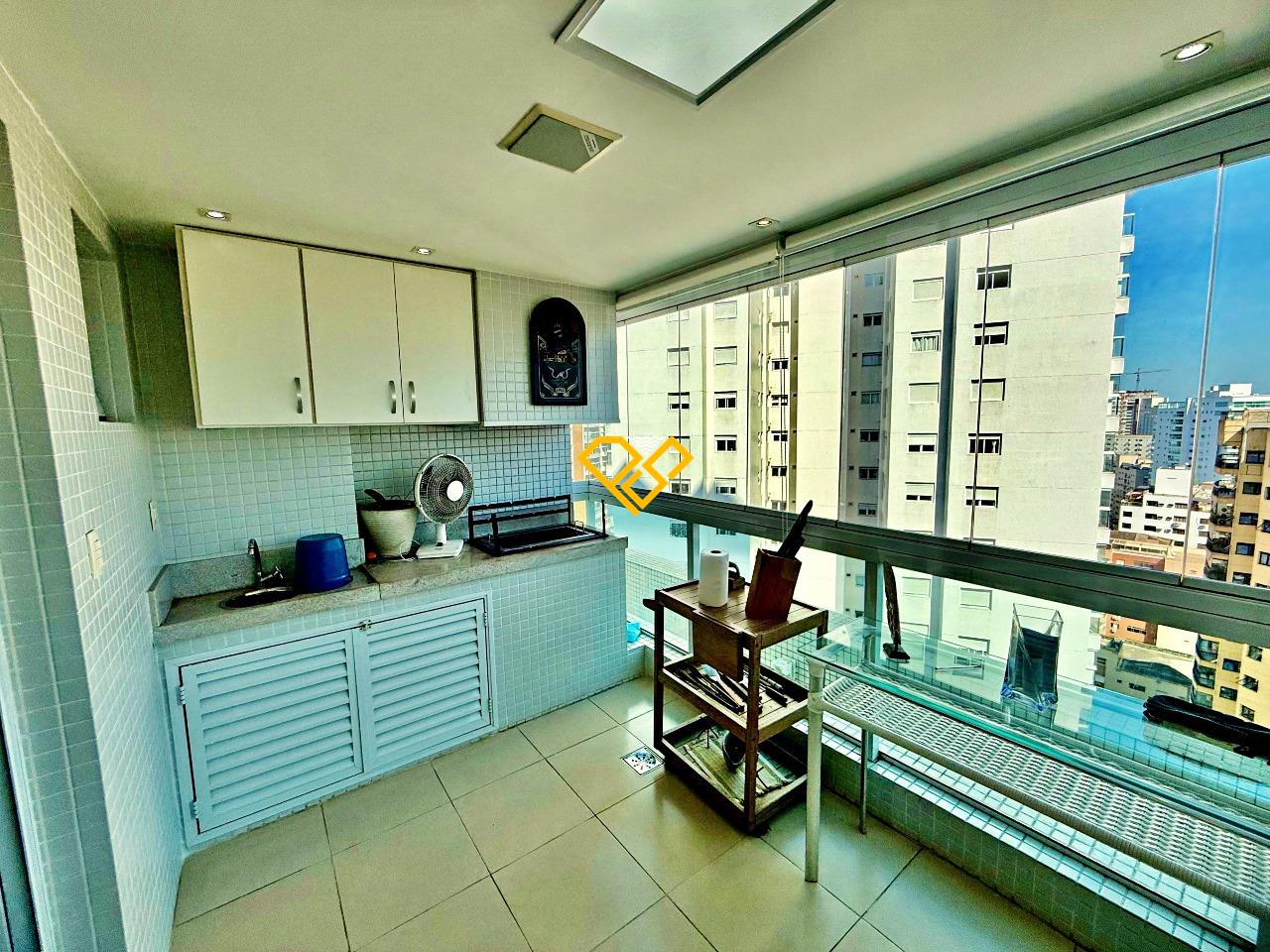 Apartamento à venda no Ponta da Praia: Varanda com churrasqueira