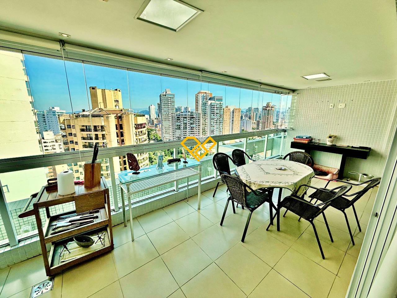 Apartamento à venda no Ponta da Praia: Varanda com churrasqueira