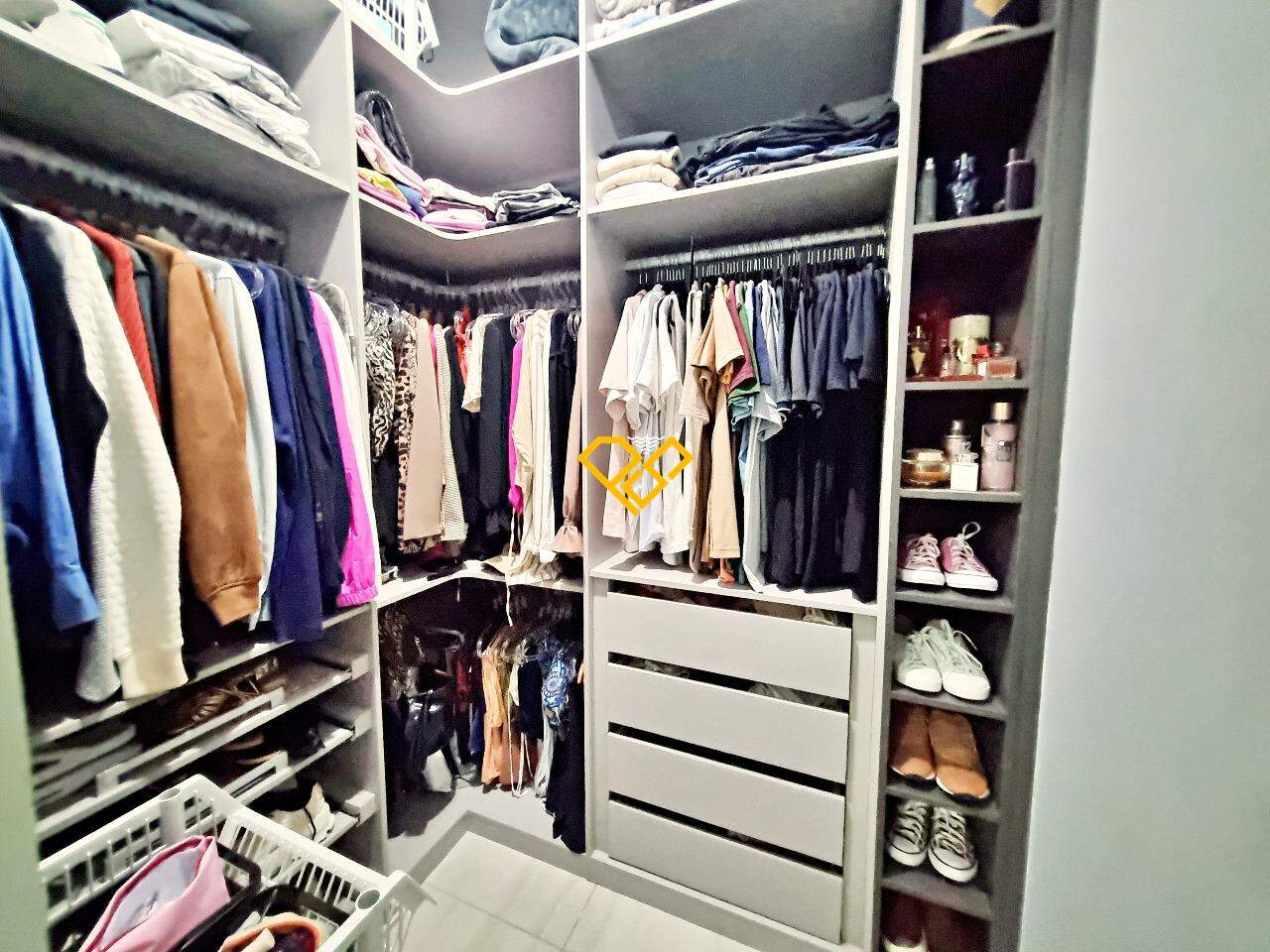 Casa à venda no Embaré: Suíte 1 - closet