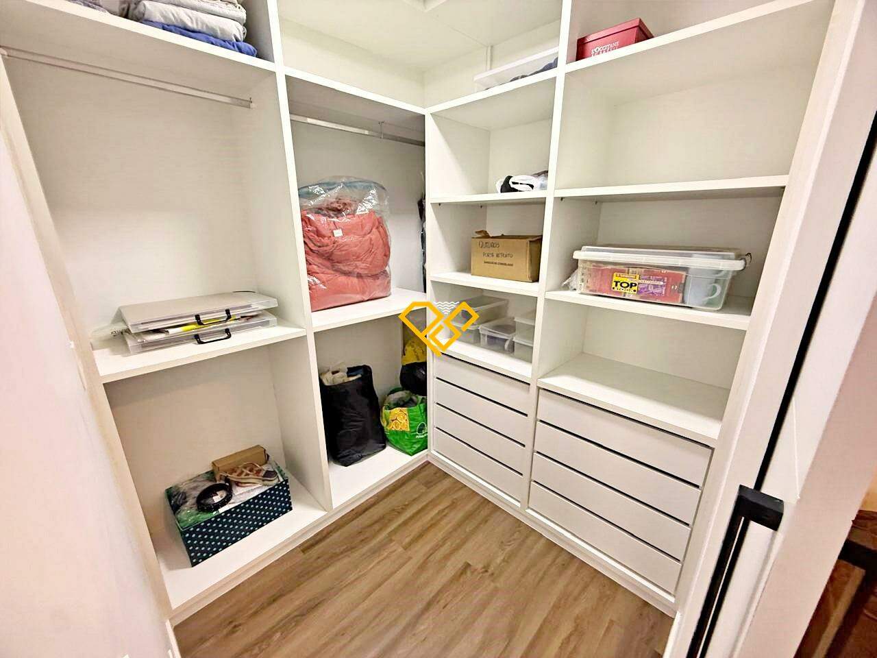 Sobreposta Baixa à venda no Embaré: Closet